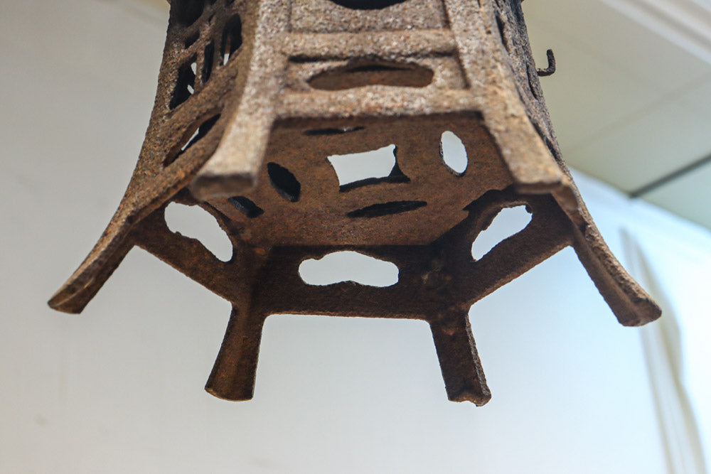 時代を重ねた鉄の風合いが魅力の六角屋根の吊り灯籠　DC8736