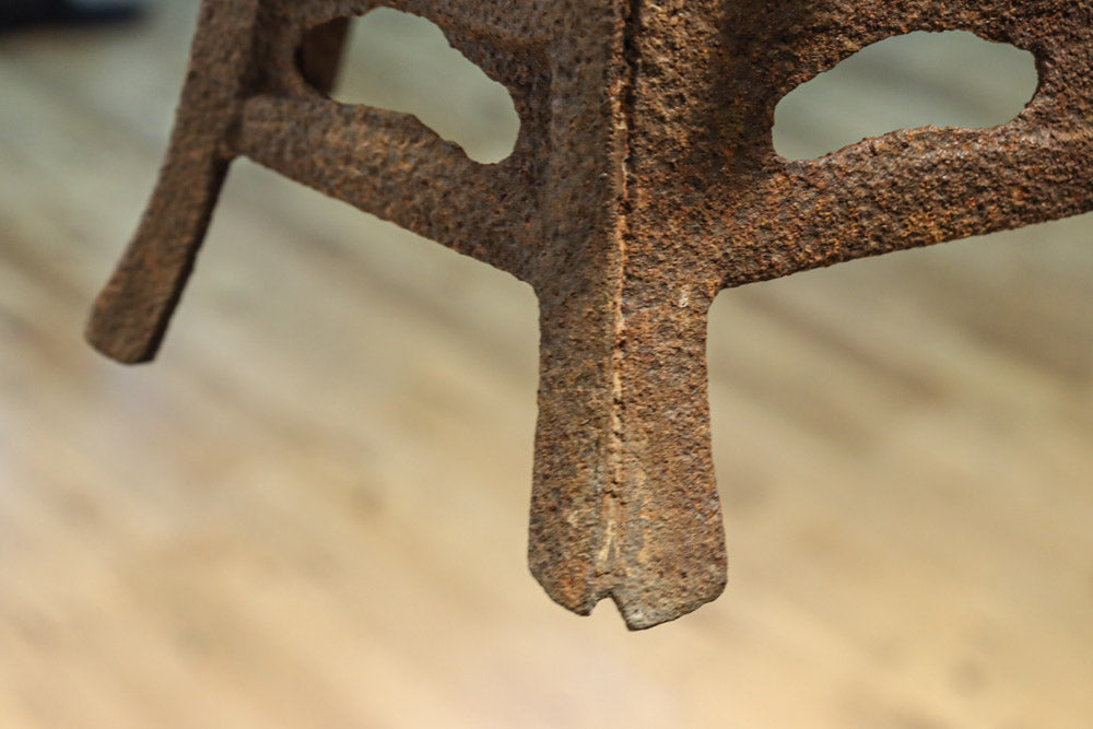 時代を重ねた鉄の風合いが魅力の六角屋根の吊り灯籠　DC8736