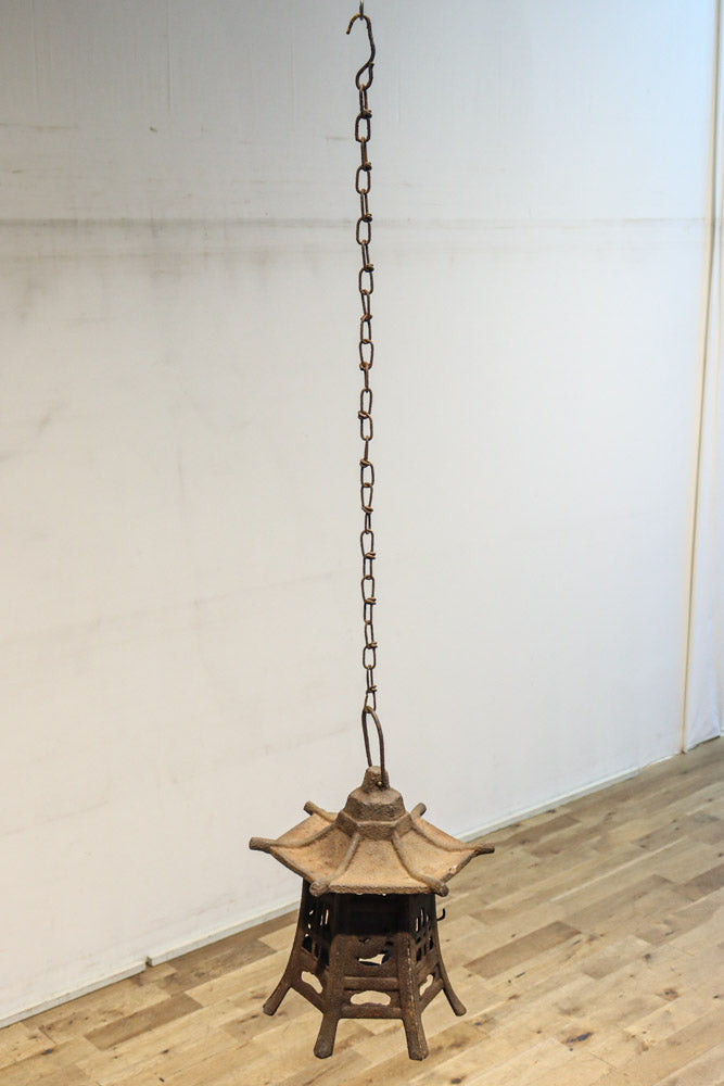 時代を重ねた鉄の風合いが魅力の六角屋根の吊り灯籠　DC8736