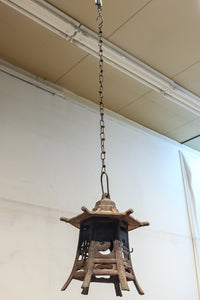 時代を重ねた鉄の風合いが魅力の六角屋根の吊り灯籠　DC8736