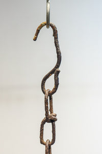 時代を重ねた鉄の風合いが魅力の六角屋根の吊り灯籠　DC8736