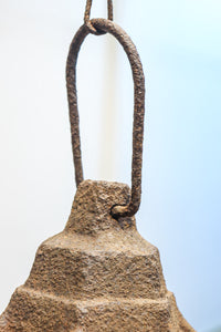 時代を重ねた鉄の風合いが魅力の六角屋根の吊り灯籠　DC8736