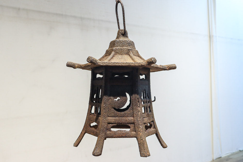 時代を重ねた鉄の風合いが魅力の六角屋根の吊り灯籠　DC8736