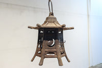 時代を重ねた鉄の風合いが魅力の六角屋根の吊り灯籠　DC8736