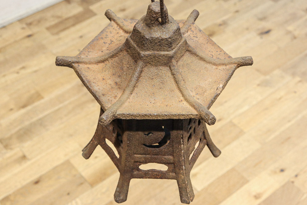 時代を重ねた鉄の風合いが魅力の六角屋根の吊り灯籠　DC8736