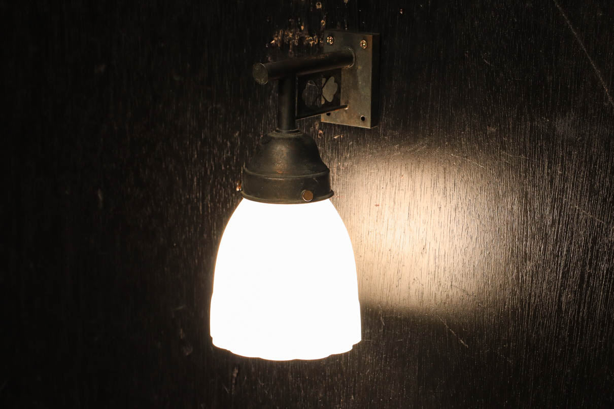 菊菱透かし絵金具とプレス模様の笠で和モダンなブラケット　DC8755