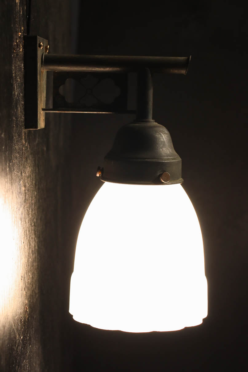 菊菱透かし絵金具とプレス模様の笠で和モダンなブラケット　DC8755