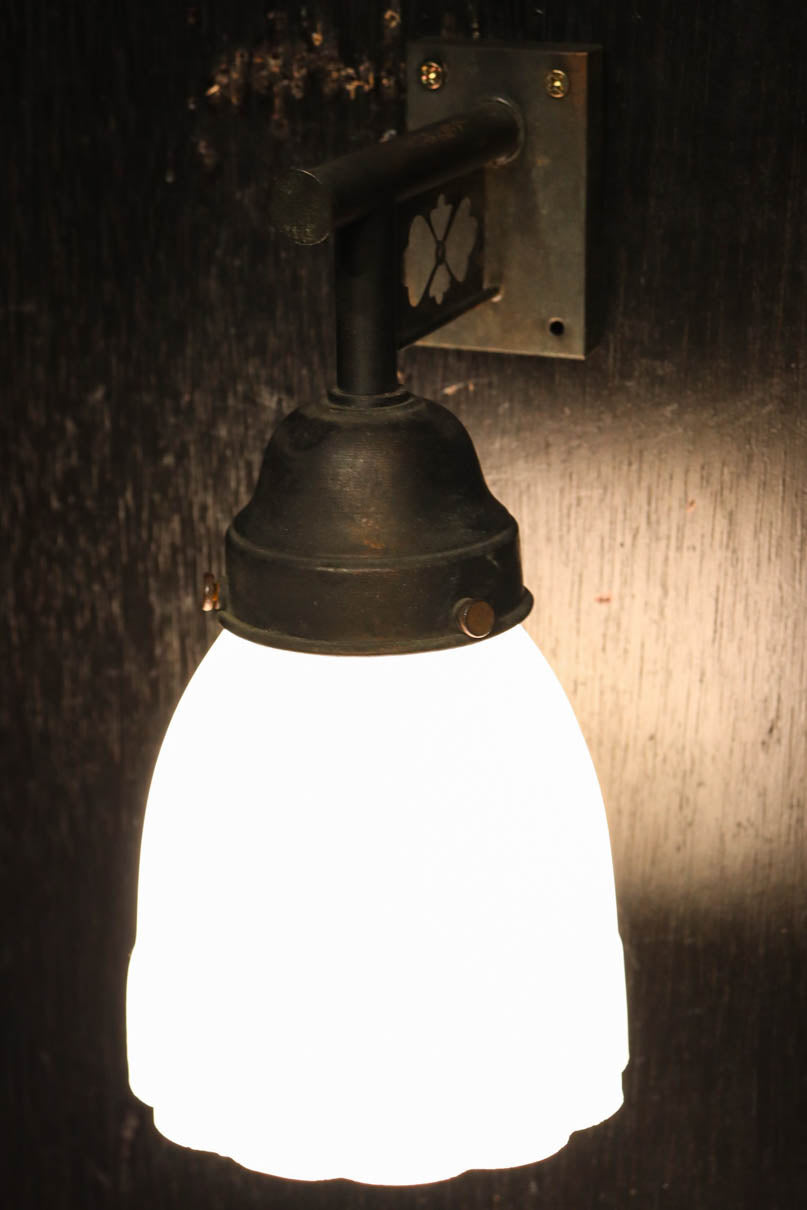 菊菱透かし絵金具とプレス模様の笠で和モダンなブラケット　DC8755