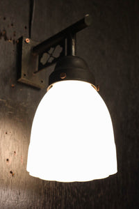 菊菱透かし絵金具とプレス模様の笠で和モダンなブラケット　DC8755