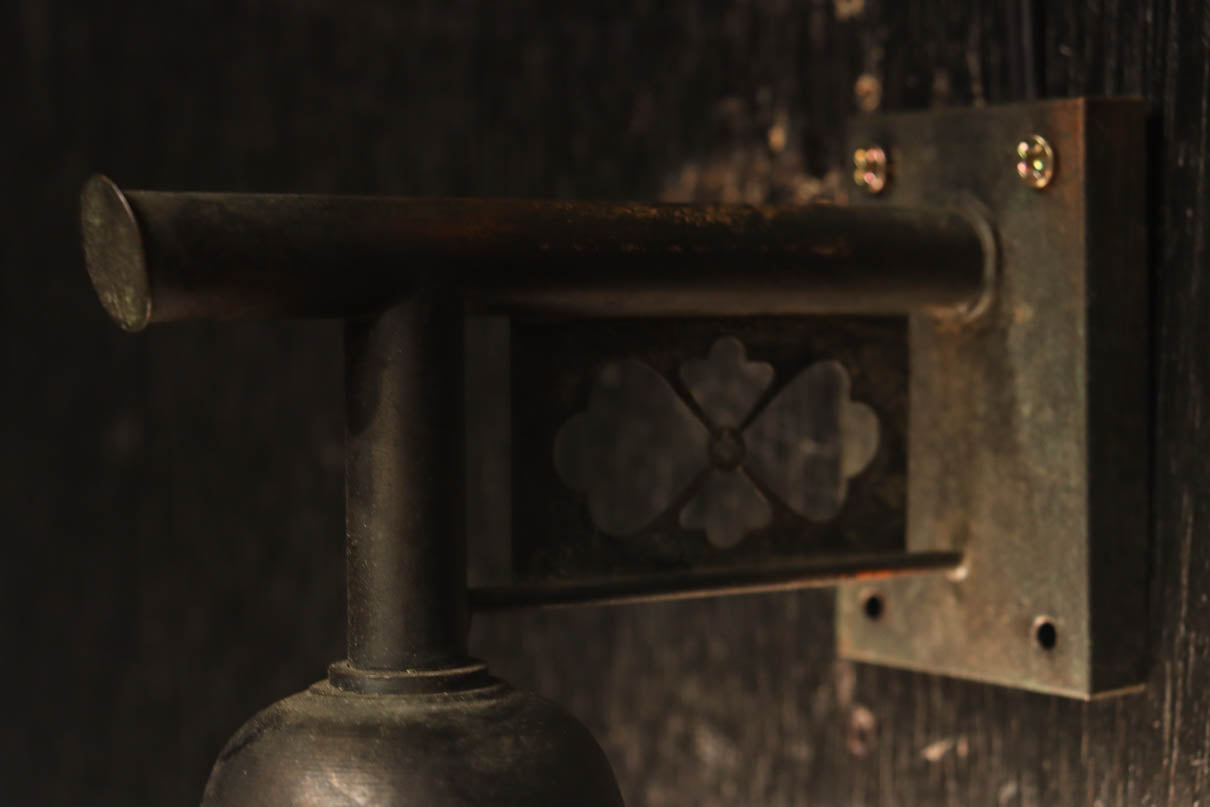 菊菱透かし絵金具とプレス模様の笠で和モダンなブラケット　DC8755