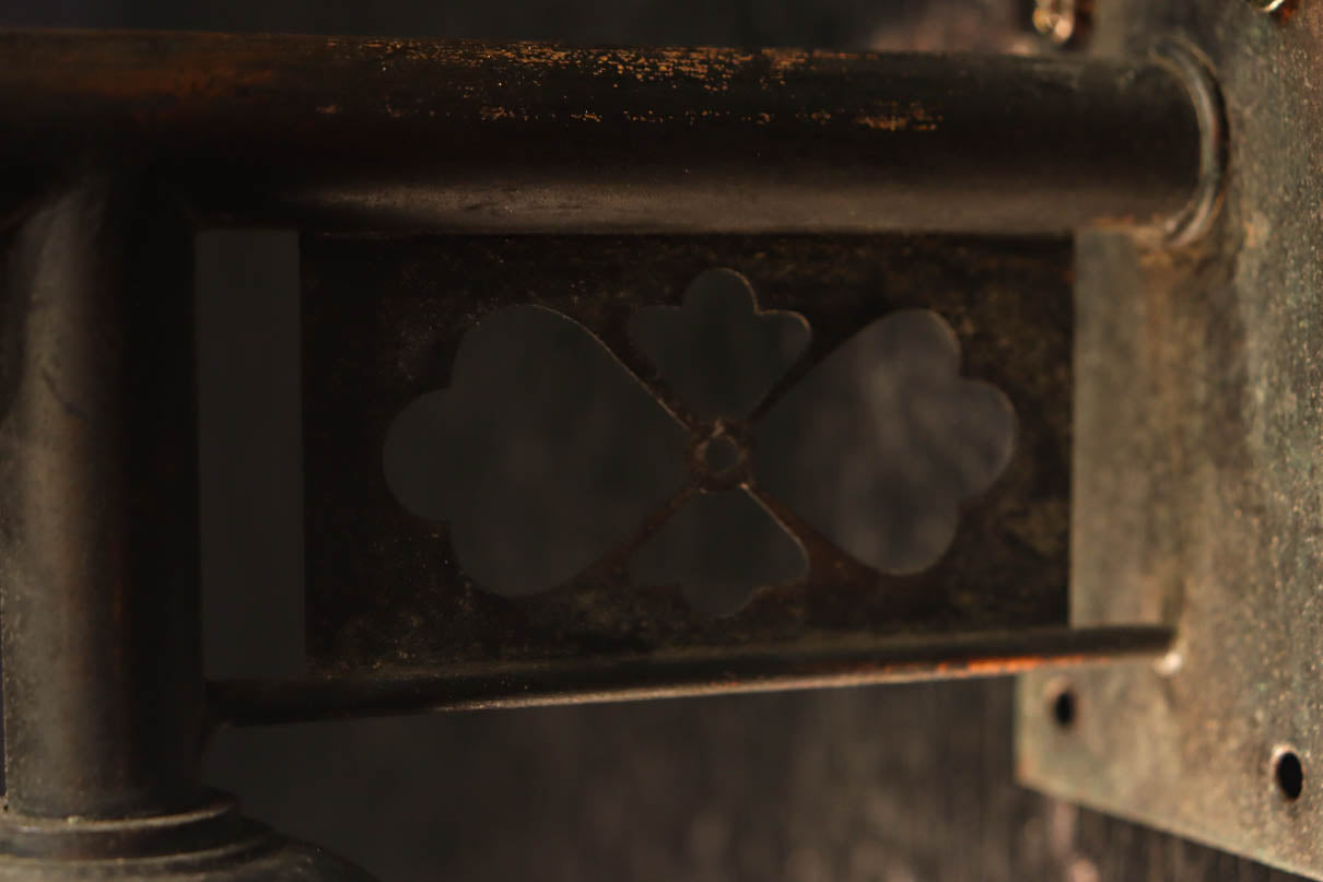 菊菱透かし絵金具とプレス模様の笠で和モダンなブラケット　DC8755