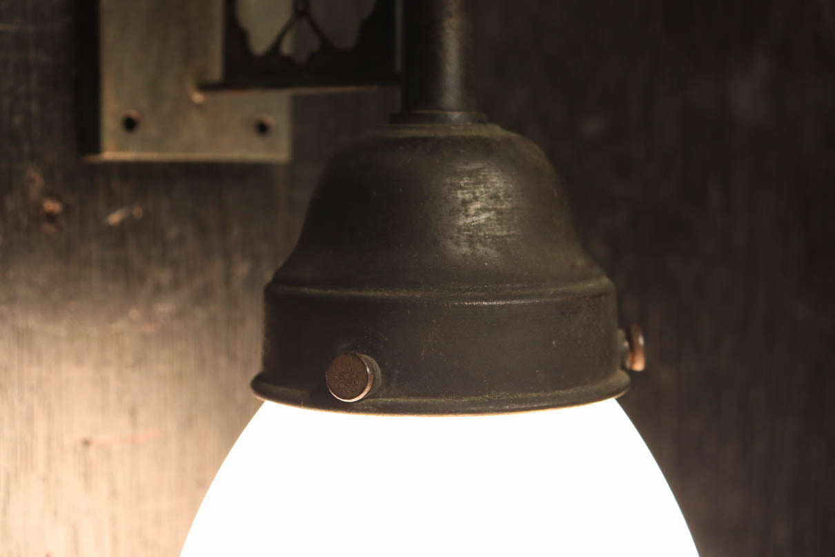 菊菱透かし絵金具とプレス模様の笠で和モダンなブラケット　DC8755