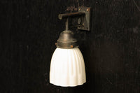 菊菱透かし絵金具とプレス模様の笠で和モダンなブラケット　DC8755