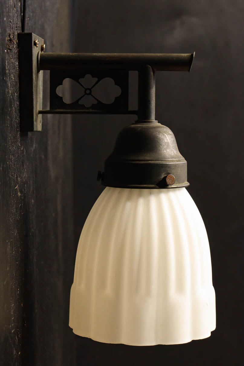 菊菱透かし絵金具とプレス模様の笠で和モダンなブラケット　DC8755