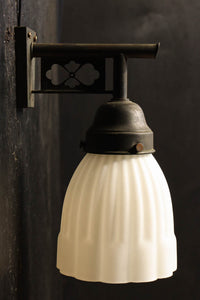 菊菱透かし絵金具とプレス模様の笠で和モダンなブラケット　DC8755