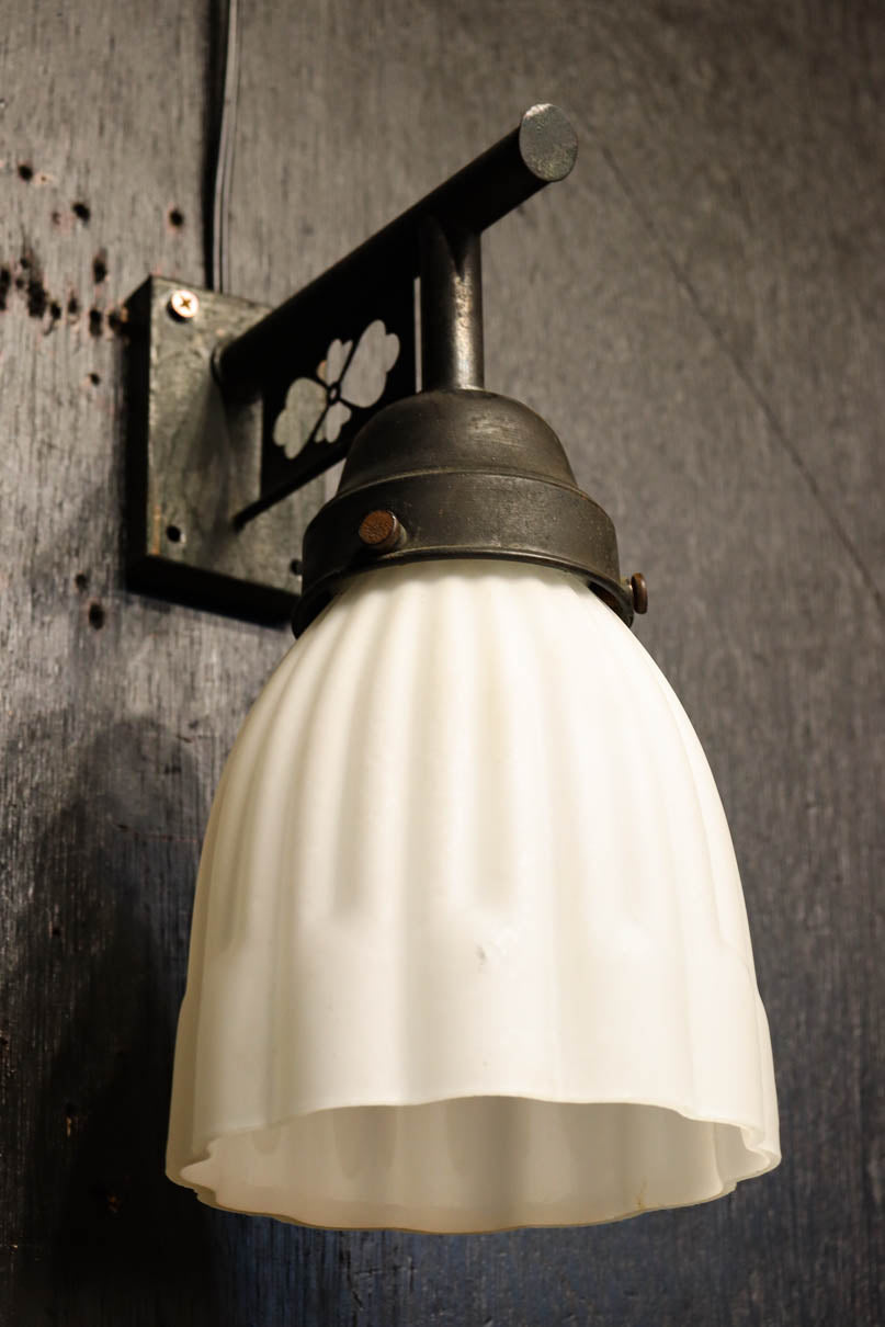 菊菱透かし絵金具とプレス模様の笠で和モダンなブラケット　DC8755