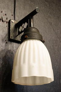 菊菱透かし絵金具とプレス模様の笠で和モダンなブラケット　DC8755