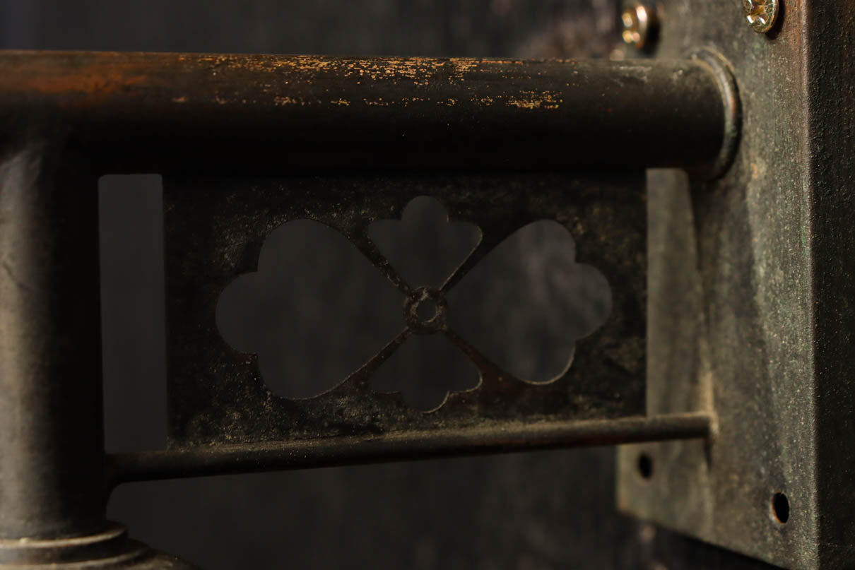 菊菱透かし絵金具とプレス模様の笠で和モダンなブラケット　DC8755