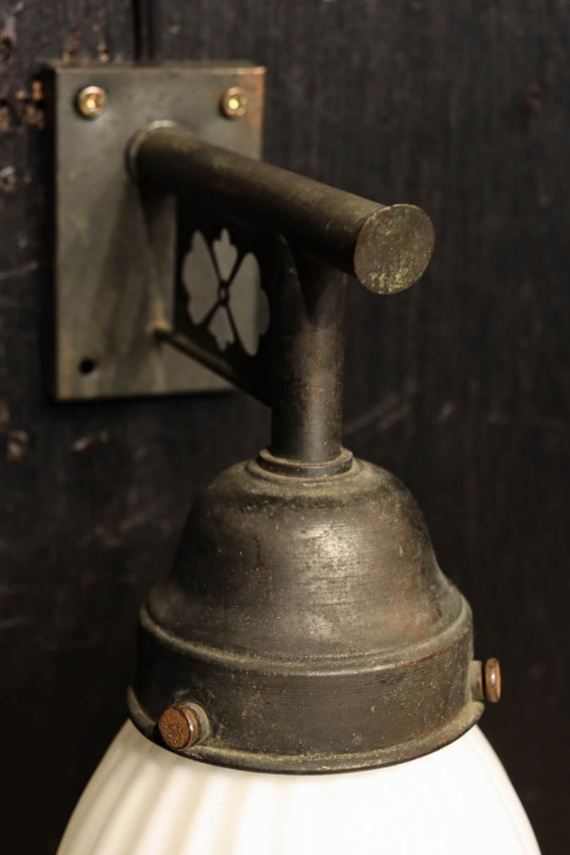 菊菱透かし絵金具とプレス模様の笠で和モダンなブラケット　DC8755