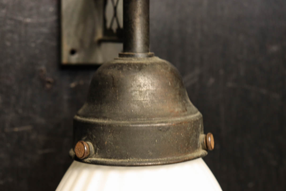 菊菱透かし絵金具とプレス模様の笠で和モダンなブラケット　DC8755