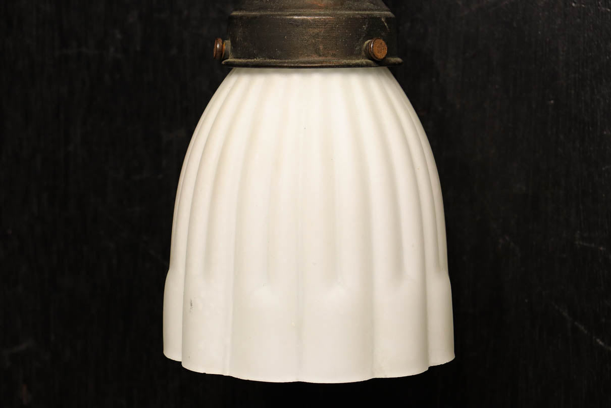 菊菱透かし絵金具とプレス模様の笠で和モダンなブラケット　DC8755