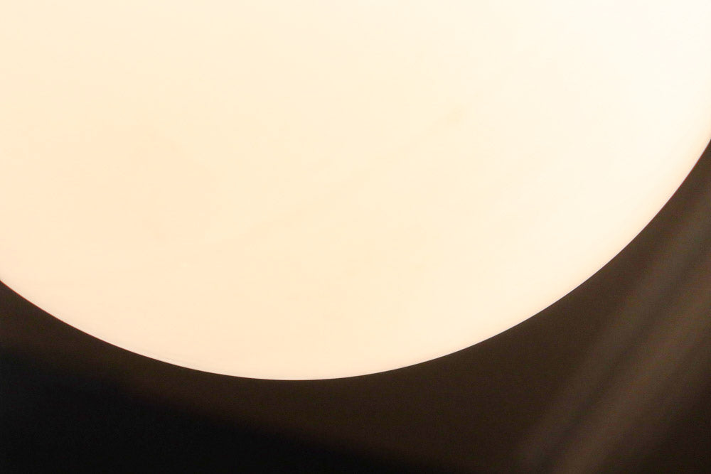 柔和な明かりで周囲を照らす球体型の電笠　DC8756