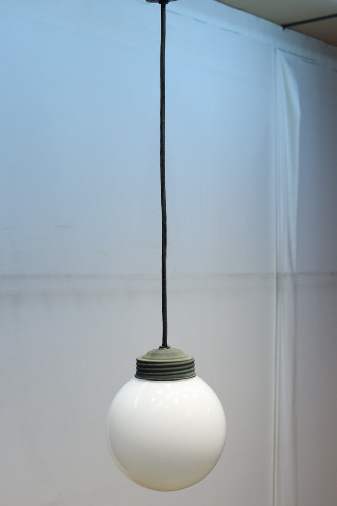 柔和な明かりで周囲を照らす球体型の電笠　DC8756