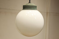 柔和な明かりで周囲を照らす球体型の電笠　DC8756