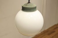 柔和な明かりで周囲を照らす球体型の電笠　DC8756