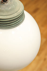 柔和な明かりで周囲を照らす球体型の電笠　DC8756