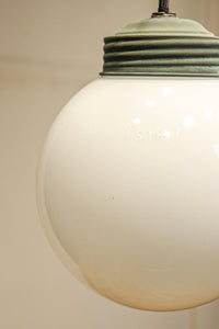 柔和な明かりで周囲を照らす球体型の電笠　DC8756