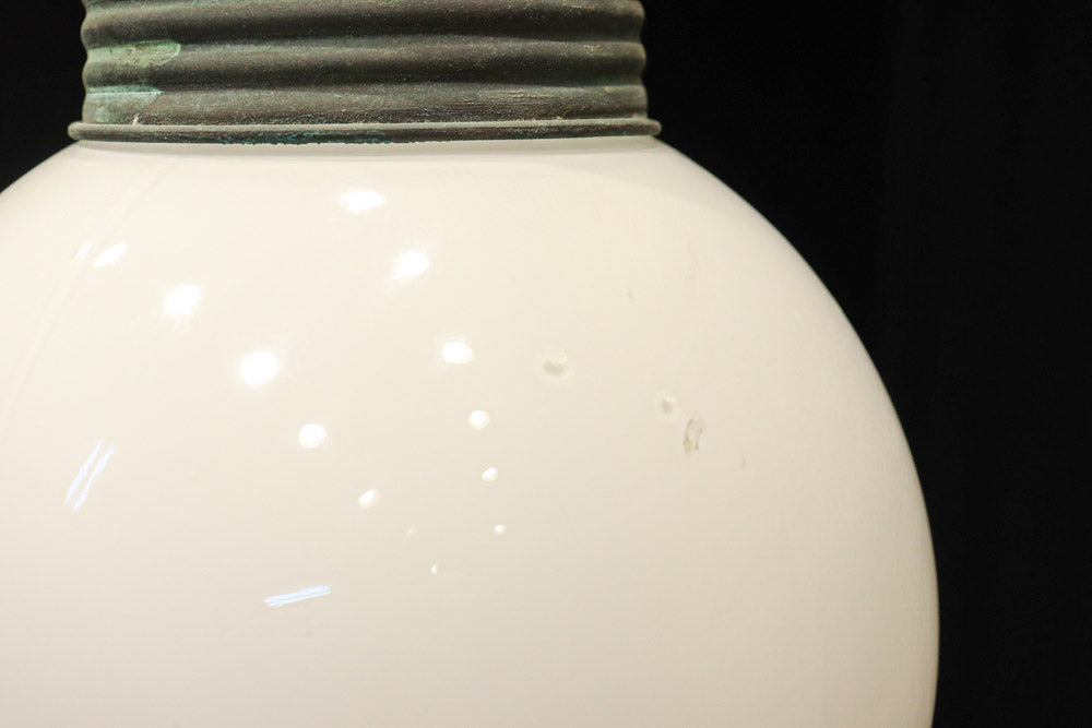 柔和な明かりで周囲を照らす球体型の電笠　DC8756