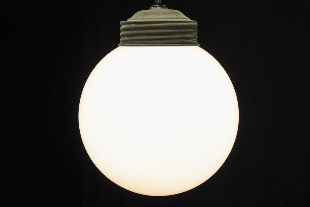 柔和な明かりで周囲を照らす球体型の電笠　DC8756