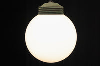 柔和な明かりで周囲を照らす球体型の電笠　DC8756