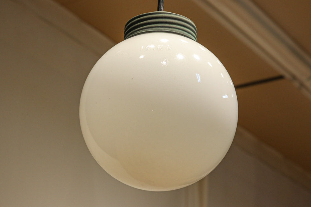 柔和な明かりで周囲を照らす球体型の電笠　DC8756