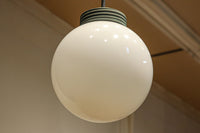 柔和な明かりで周囲を照らす球体型の電笠　DC8756