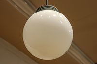 柔和な明かりで周囲を照らす球体型の電笠　DC8756