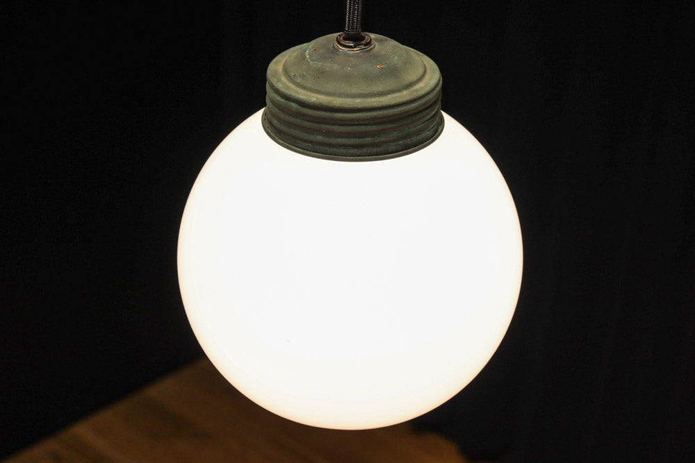 柔和な明かりで周囲を照らす球体型の電笠　DC8756