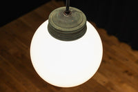 柔和な明かりで周囲を照らす球体型の電笠　DC8756