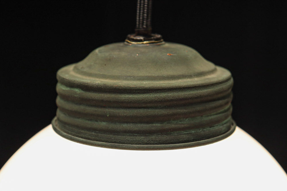 柔和な明かりで周囲を照らす球体型の電笠　DC8756