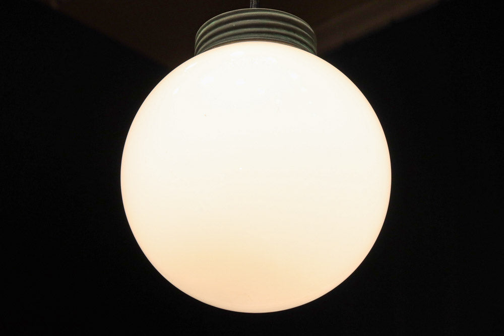 柔和な明かりで周囲を照らす球体型の電笠　DC8756