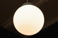 柔和な明かりで周囲を照らす球体型の電笠　DC8756