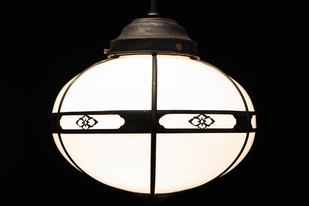 可愛らしい菊菱装飾金具を纏う雪洞型の電笠　DC8757