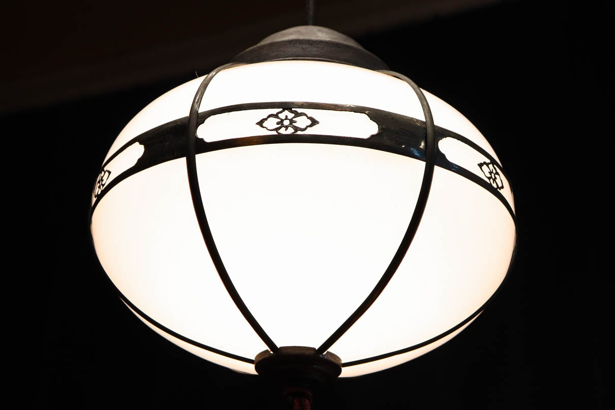 可愛らしい菊菱装飾金具を纏う雪洞型の電笠　DC8757