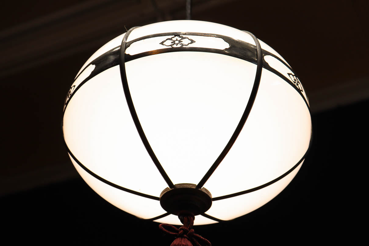 可愛らしい菊菱装飾金具を纏う雪洞型の電笠　DC8757