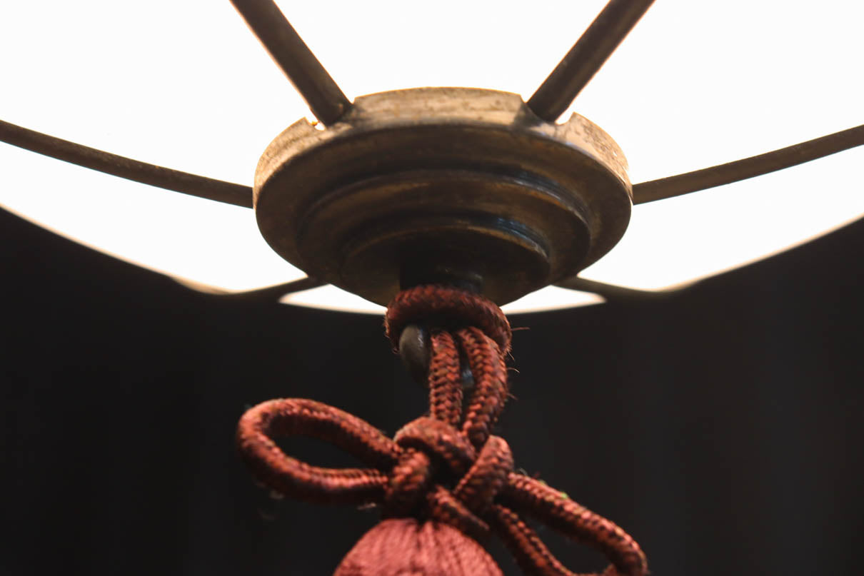 可愛らしい菊菱装飾金具を纏う雪洞型の電笠　DC8757