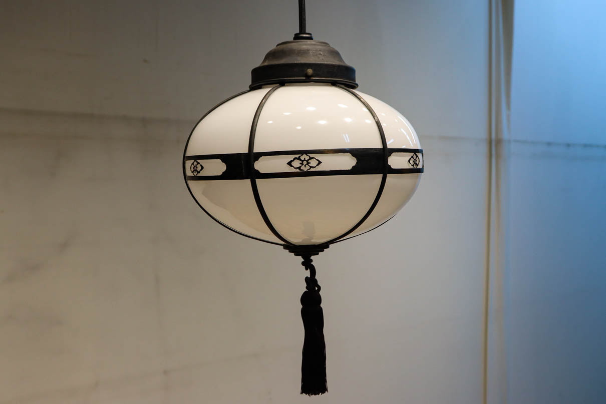 可愛らしい菊菱装飾金具を纏う雪洞型の電笠　DC8757