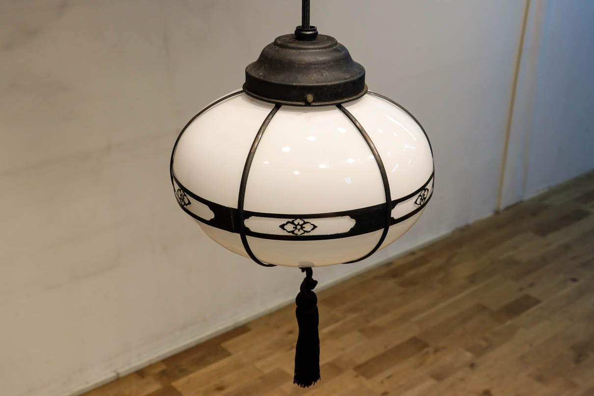 可愛らしい菊菱装飾金具を纏う雪洞型の電笠　DC8757