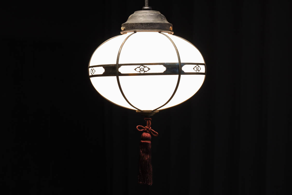 可愛らしい菊菱装飾金具を纏う雪洞型の電笠　DC8757