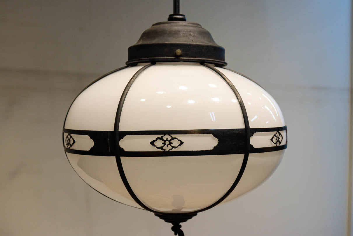 可愛らしい菊菱装飾金具を纏う雪洞型の電笠　DC8757